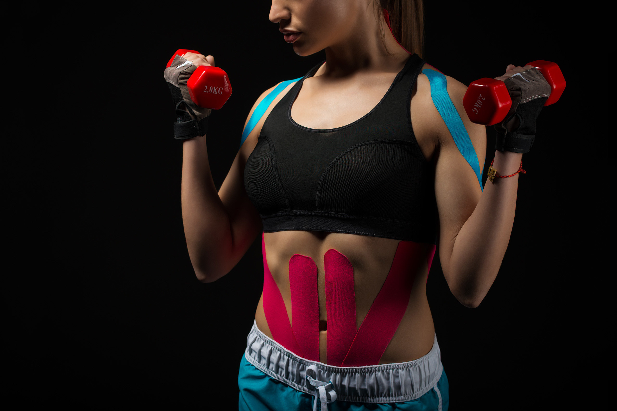 Фитнес форма для девушек. Анастасия анисимова ню. Йога в тейпах. Тейпирование в спорте. Тейпирование тела.