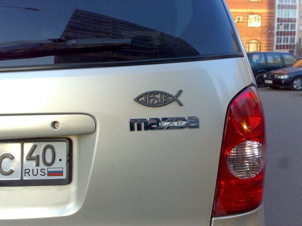 Что же означает знак в виде маленькой рыбки на багажнике автомобиля?