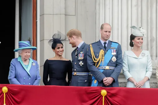 Королева Елизавета, герцог и герцогиня Сассекские, принц Уильям и Кейт Миддлтон на балконе Букингемского дворца 10 июля 2018 года