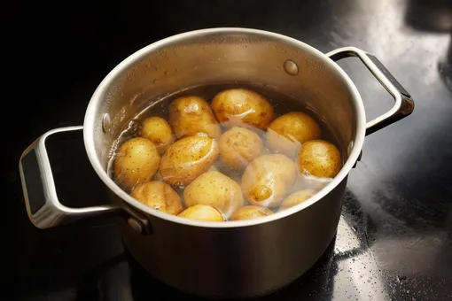 Картофель в мундире считается более полезным, поскольку под кожурой сохраняются его питательные вещества