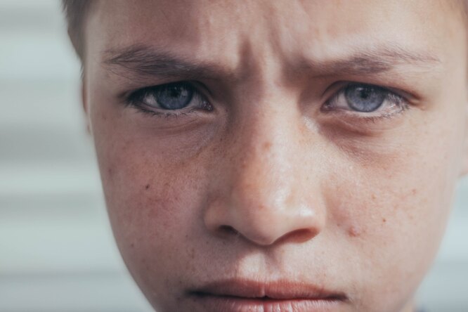Детская депрессия: 8 опасных симптомов, которые важно знать каждому родителю
