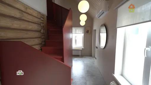 Лестница в конструктивистском стиле и светильники-шары