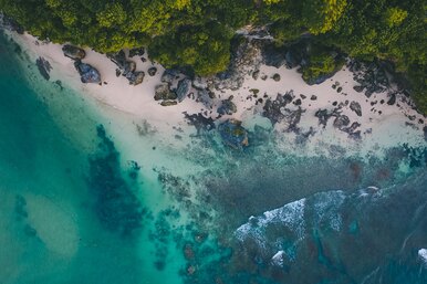 Смертельные ловушки: 5 самых опасных пляжей мира, где почти никому не выжить