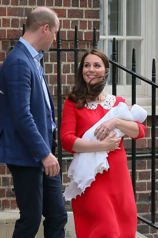 Кейт Миддлтон и принц Уильям с ребёнком у родильного дома