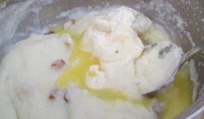 При помешивании добавляем в кашу сыр и желтки.