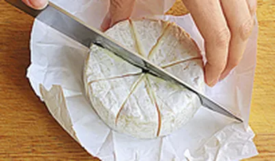 Сыр бри разрежьте пополам, а потом на небольшие сегменты.
