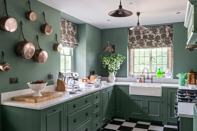 Зелёный цвет в интерьере кухни выигрышно смотрится как в просторных помещениях, так и в маленьких