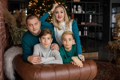 Елена Соколова с мужем и детьми