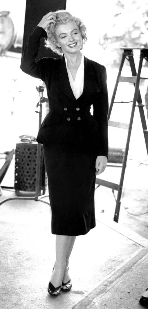 Мэрилин Монро в черном костюме