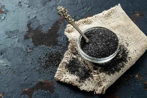 Четверговая чёрная соль: что это, когда, как из чего и от чего она помогает