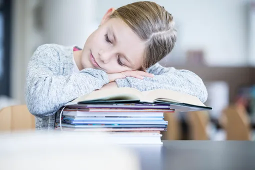 Урок мечты: учитель разрешает школьникам спать на занятиях