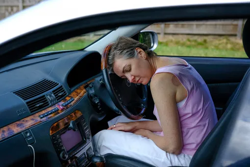 «Отключаюсь за рулём»: женщина с боязнью вождения 30 лет пытается получить права