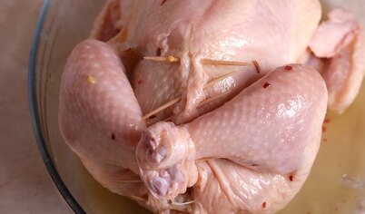 Силиконовой кистью как следует смазать курицу соусом и поставить в духовку