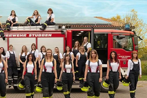 Горячие девушки: немецкие пожарные снялись в сексуальном белье