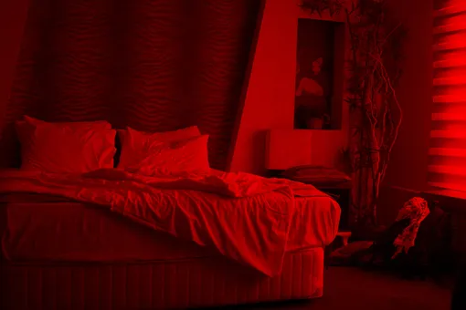 темно-красный оттенок в спальне