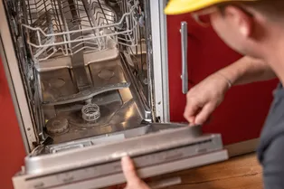 7 малозаметных признаков того, что посудомоечной машине срочно требуется ремонт