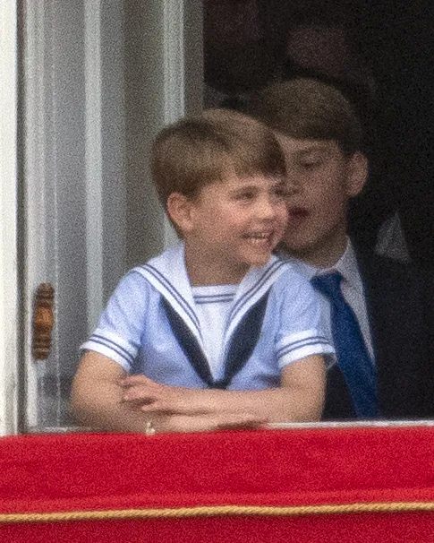 Принц Луи выглядывает из окна во время платинового юбилея королевы Елизаветы II