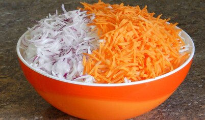 Нарезать тонкими полукольцами лук, морковь натереть.