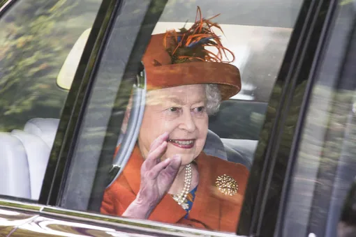 У королевы Елизаветы есть «запасная» рука для торжественных приветствий