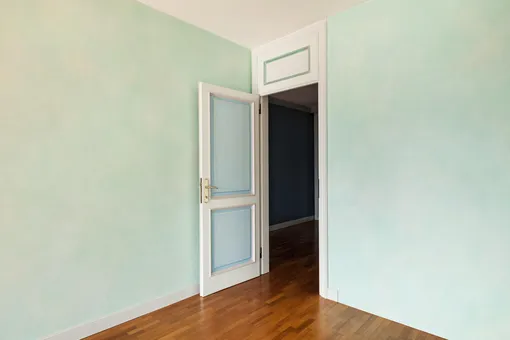 Стены комнаты синего нейтрального цвета