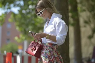 Белая рубашка плюс красная сумка: выбираем модный весенний образ за 5000 рублей