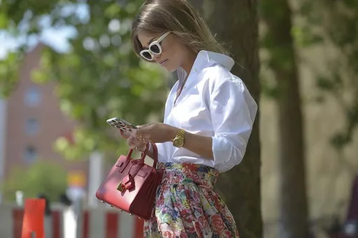 Белая рубашка плюс красная сумка: выбираем модный весенний образ за 5000 рублей