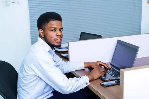 афроамериканец перед ноутбуком
