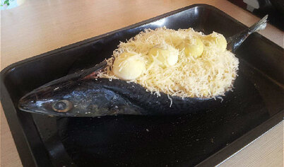 В приготовленную рыбку, выкладываем начинку, посыпаем тёртым сыром и украшаем целыми желтками. Запекаем при 180 градусах - 25 минут.