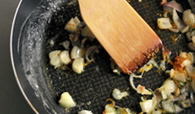 В сковороде растопите утиный жир. Мелко нарежьте шалот и обжарьте на утином жире вместе с цедрой.