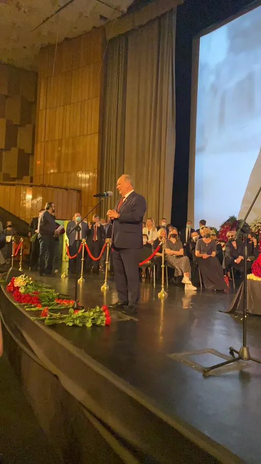 Лидер КПРФ Геннадий Зюганов произнес трогательную речь на прощании с Владимиром Меньшовым