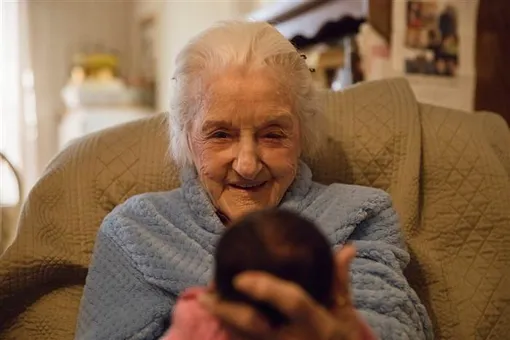 92-летняя старушка выжила, вопреки прогнозам врачей, чтобы увидеть праправнучку