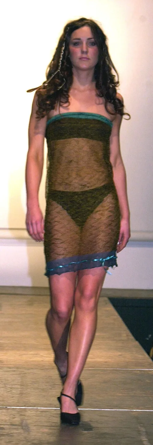 Архивное фото Кейт в прозрачном платье с показа 2002 года