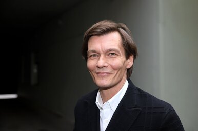 Экстрасенс, убийца, батюшка, вампир: самые необычные роли Филиппа Янковского