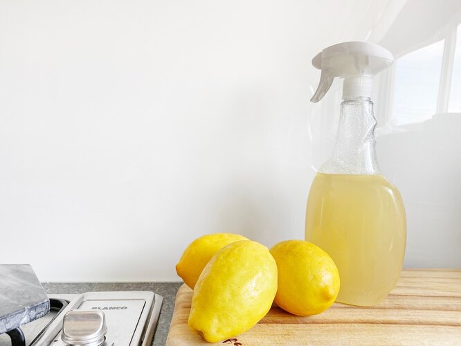 бутылка с распылителем, лимоны