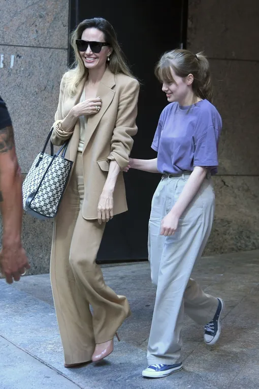 Анджелина Джоли с дочерью Вивьен, август 2023 года