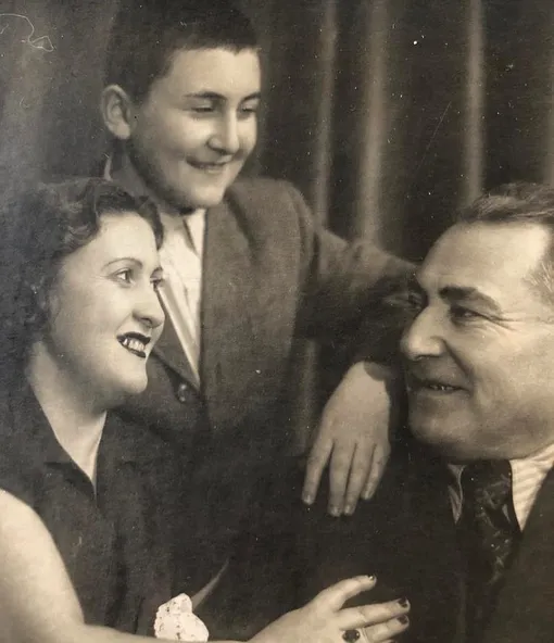 Леонид Каневский в юности с родителями