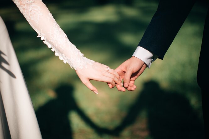 Всегда начеку: жених и невеста прервали свадьбу для помощи пострадавшему в ДТП