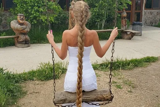 «Люблю выделяться»: блогерка отрастила двухметровые косы, и вот как она выглядит
