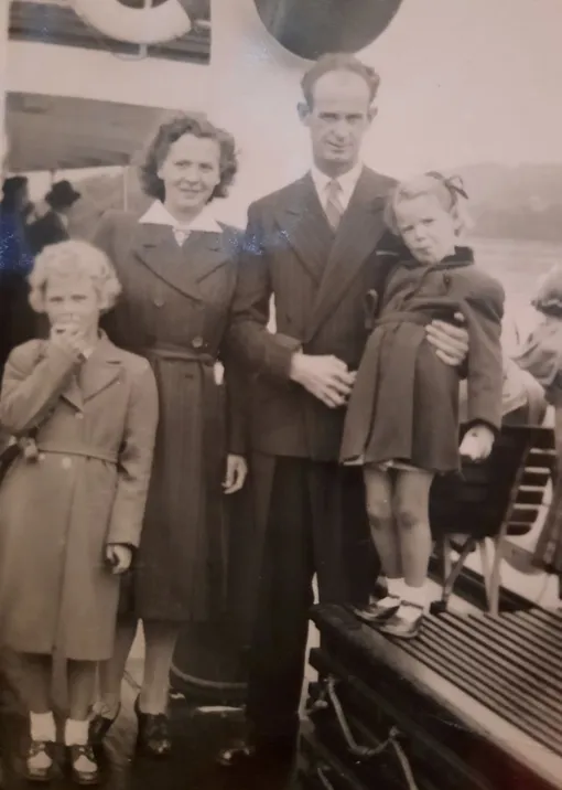 Рон и Берил Голайтли с дочерьми в 1950-е годы