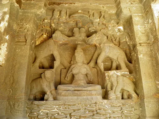 Барельеф с Гаджа-Лакшми в пещере № 16. храм Кайласа, храмовые пещеры Эллоры, 756—773 годы	