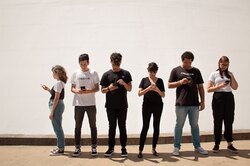 «Эффект хамелеона»: почему мы утыкаемся в смартфон, если кто-то рядом делает это