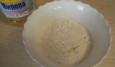 Муку соединить с сахарной пудрой и солью. По ложечке добавляем растительное масло . Вымешиваем ,пока тесто не соберётся в ком .