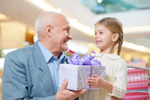 Лучшие идеи, что подарить дедушке на 23 февраля: ТОП 25 подарков от внучки и внука