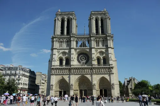 Во Франции горит знаменитый собор Нотр Дам де Пари