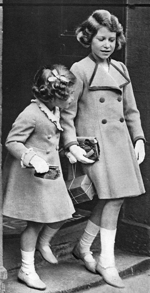 Будущая королева Елизавета II (справа) с принцессой Маргарет Роуз.