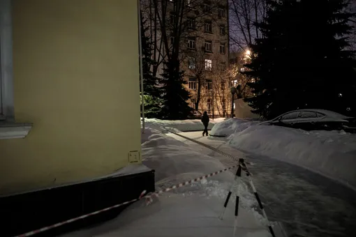 Ученик идет домой после встречи книжного клуба в фонде «Большая перемена» Фото: Василий Колотилов для ТД