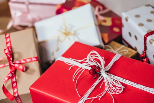 Как красиво упаковать подарок на новый год: 15 идей упаковки