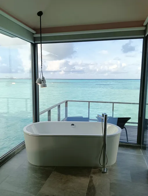 Ванная комната с видом на океан, Мальдивы