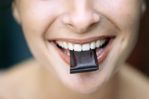 Как правильно и красиво съесть шоколадку