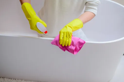 Не используйте для мытья ванны различные абразивные порошки, они царапают поверхность